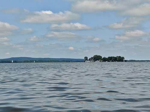 Das Steinhuder Meer mit der Insel Wilhelmstein.