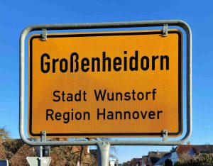 Dieses Foto zeigt das Ortseingangschild von Großenheidorn, einem Ortsteil der Stadt Wunstorf in der Region Hannover.