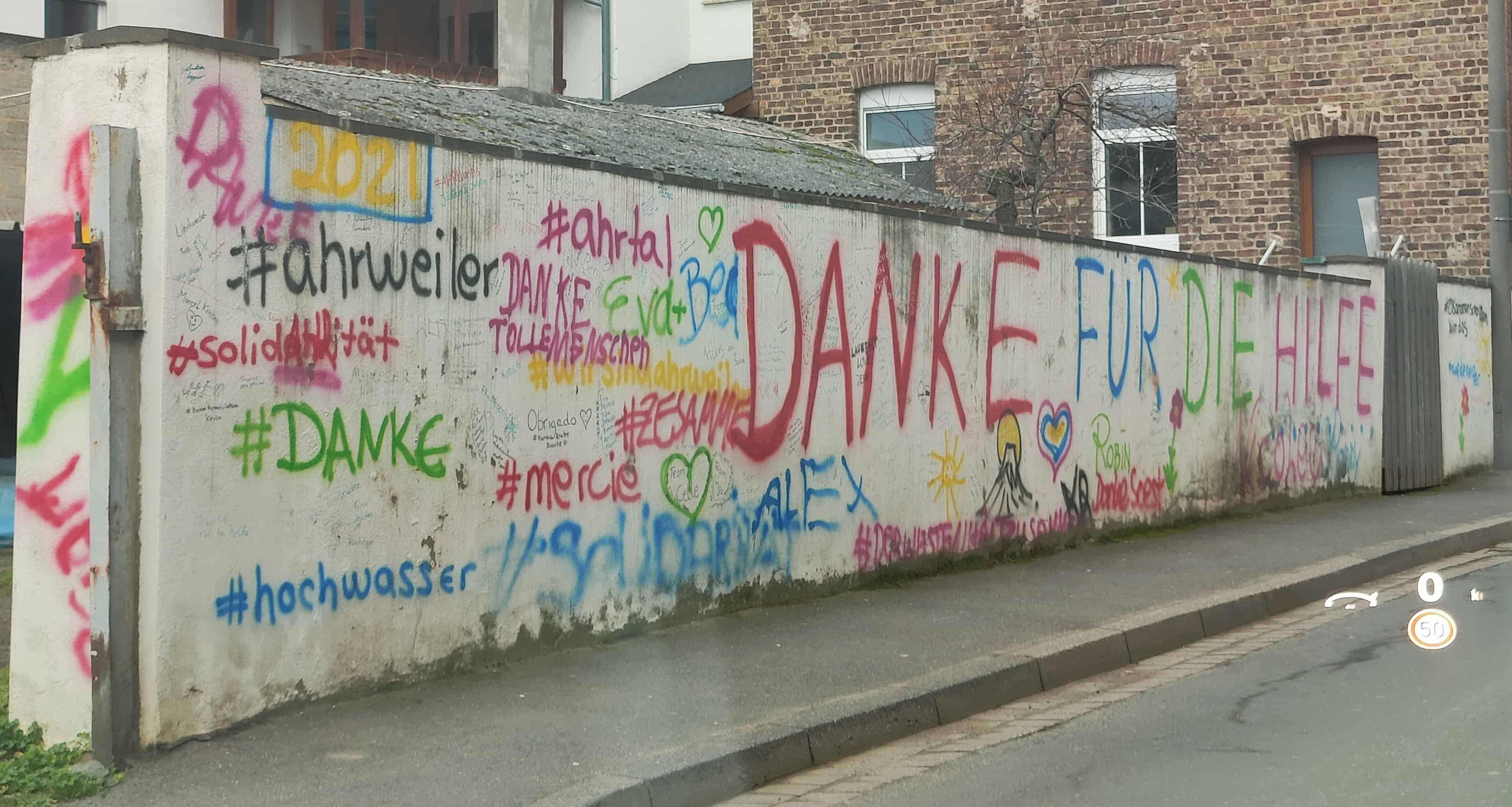 Dieses Bild zeigt eine Mauer in Bad Neuenahr - Ahrweiler, wo viele Danksagungen aufgeschrieben wurden.