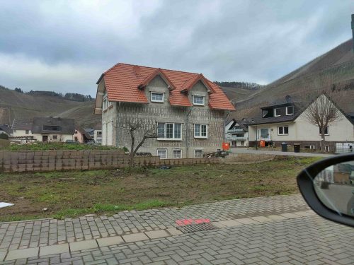 Das Bild zeigt ein Haus in Dernau, an dem die Fassade entfernt wurde, um das Haus zu trocknen.