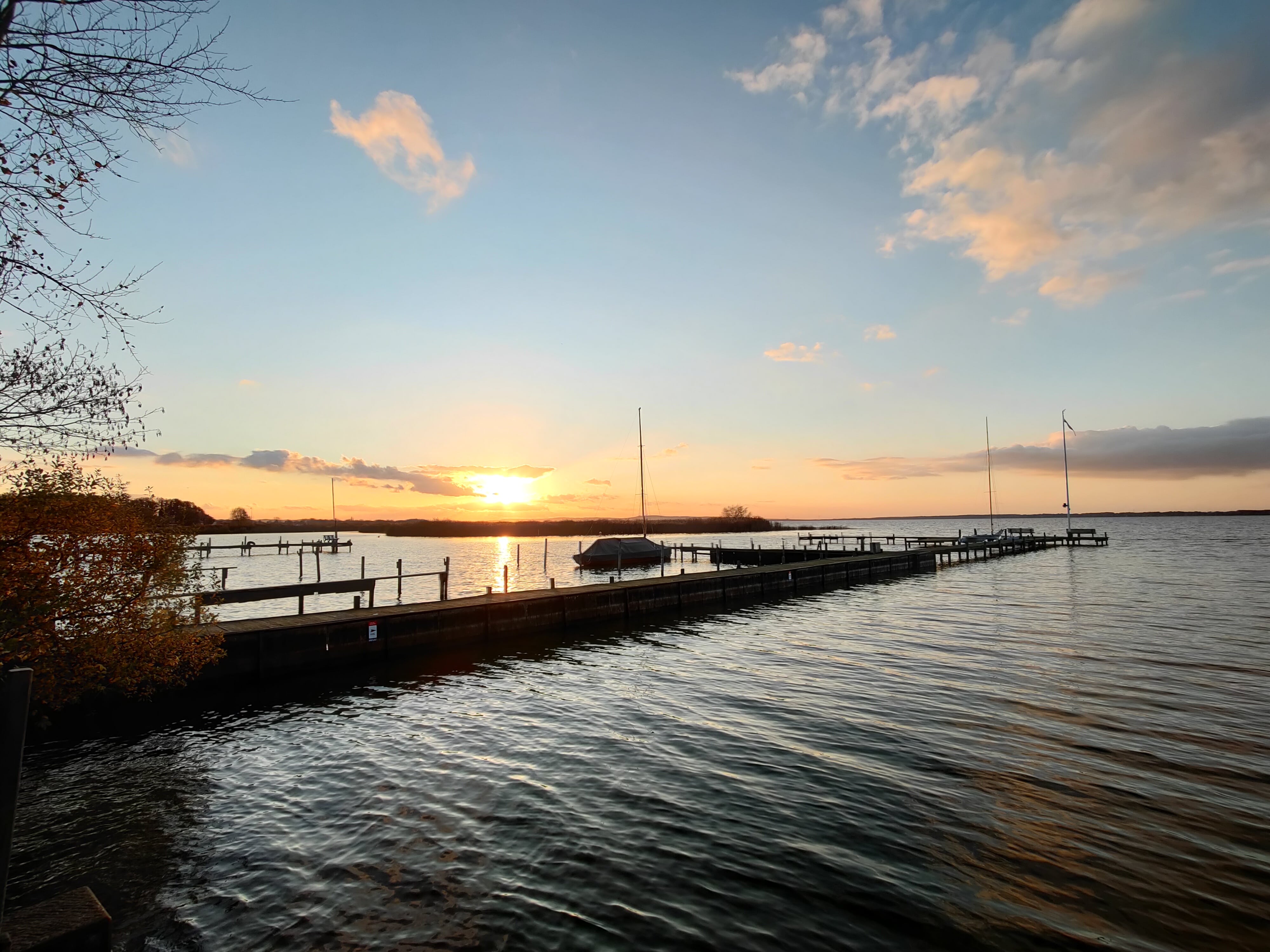 Der Sonnenuntergang am Steinhuder Meer von der Landzunge Großenheidorn aus gesehen.