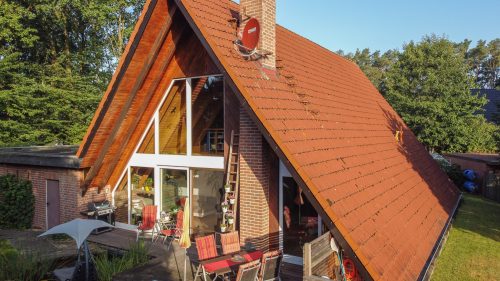 Gartenansicht aus der Vogelperspektive vom Nurdachhaus in der Straße Zum Uhlenberg in Bolsehle. Das Einfamilienhaus steht in Husum im Landkreis Nienburg zum Verkauf.